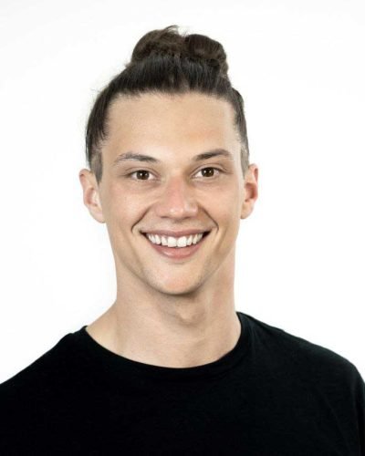 Krupni kadar nasmijanog muškarca u crnoj majici