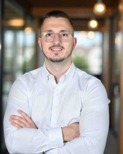 Rajko Zgonjanin - Muškarac u bijeloj košulji stoji prekrštenih ruku